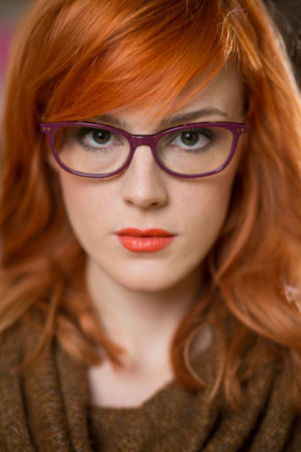 Himbeerrote Brille und rotes Haar vertragen sich überraschend gut, finden wir.