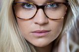 Bloggerin Nina Suess zeigt, wie schön eine Tortoise-Brille mit blonden Haarsträhnchen harmoniert. Ihr Modell stammt von Versace.