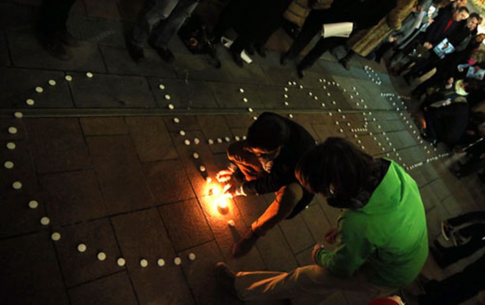 Demonstranten formen den Magazintitel "Charlie" aus Kerzen, um den Opfern zu gedenken.