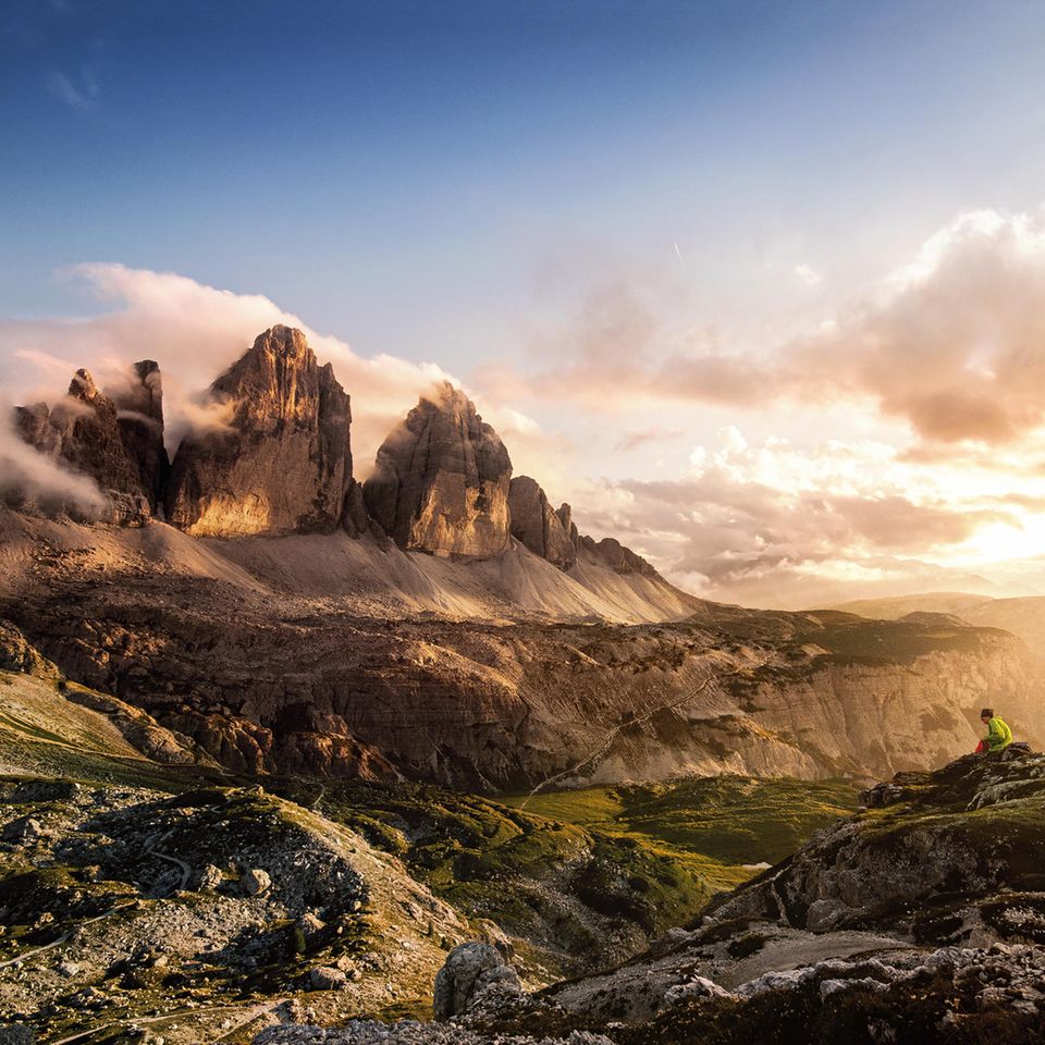 Majestätische Wolkenkratzer: Die Drei Zinnen gelten als Wahrzeichen der Dolomiten und zählen zum Unesco-Weltnaturerbe. Die Große Zinne in der Mitte ist mit 2999 Metern der höchste Gipfel der Gruppe, die besonders bei Kletterern populär ist. Aber auch zum Anschauen sind die Felsen wunderschön. 