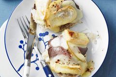 Vor lauter Belag ist kaum das Brötchen zu erkennen. Genau richtig! Lieber sparsam beim Drunter sein und stattdessen viel drauflegen - so wird's ein idales Low-Carb-Brot. Hier mit Sauerkraut, Roastbeef, Birne und überbacken mit Limburger Käse.Zum Rezept: Limburger Birnen-Toast Vor lauter Belag ist kaum das Brötchen zu erkennen. Genau richtig! Lieber sparsam beim Drunter sein und stattdessen viel drauflegen - so wird's ein idales Low-Carb-Brot. Hier mit Sauerkraut, Roastbeef, Birne und überbacken mit Limburger Käse.Zum Rezept: Limburger Birnen-Toast
