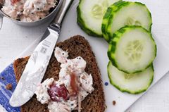 Man sieht es nicht, aber diese Schnitte ist ein ausgewachsenes Mittag- oder Abendessen. Dafür sorgen eingelegte Makrelenfilets, Frischkäse, Salatgurke, Radieschen und Weintrauben.Zum Rezept: Bruschetta mit Makrelenaufstrich Man sieht es nicht, aber diese Schnitte ist ein ausgewachsenes Mittag- oder Abendessen. Dafür sorgen eingelegte Makrelenfilets, Frischkäse, Salatgurke, Radieschen und Weintrauben.Zum Rezept: Bruschetta mit Makrelenaufstrich