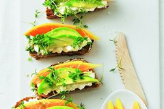 Ein super Low-Carb-Brot für alle, die es herzhaft und süß mögen: Papaya mit Avocado und körnigem Frischkäse auf Vollkornbrötchen. Das wird einfach in fünf Scheiben geschnitten - so hat man mehr davon. Denn der Belag sorgt für die Sättigung - und nicht der Brötchenteig.Zum Rezept: Crostini mit Avocado und Papaya Mehr Rezepte mit Avocado: Figurwunder Avocado - cremig, köstlich, gut Ein super Low-Carb-Brot für alle, die es herzhaft und süß mögen: Papaya mit Avocado und körnigem Frischkäse auf Vollkornbrötchen. Das wird einfach in fünf Scheiben geschnitten - so hat man mehr davon. Denn der Belag sorgt für die Sättigung - und nicht der Brötchenteig.Zum Rezept: Crostini mit Avocado und Papaya Mehr Rezepte mit Avocado: Figurwunder Avocado - cremig, köstlich, gut