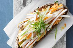 Ein Essen für zwei: Surimistreifen auf cremig-scharfem Aufstrich. Der besteht aus Möhre, Lauchzwiebel, Erdmandelflocken, Salatcreme und Meerrettich. Drunter: eine Scheibe Weizenvollkornbrot. Damit die Arbeit sich lohnt, wird gleich die doppelte Menge Aufstrich zubereitet - für das zweite Brot.Zum Rezept: Seafood-Bruschetta Ein Essen für zwei: Surimistreifen auf cremig-scharfem Aufstrich. Der besteht aus Möhre, Lauchzwiebel, Erdmandelflocken, Salatcreme und Meerrettich. Drunter: eine Scheibe Weizenvollkornbrot. Damit die Arbeit sich lohnt, wird gleich die doppelte Menge Aufstrich zubereitet - für das zweite Brot.Zum Rezept: Seafood-Bruschetta