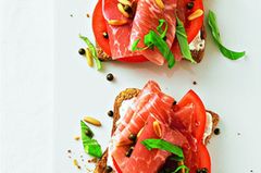 Wieder kommt Frischkäse zum Einsatz. Er bietet sich für Low-Carb-Brote an, denn er enthält Wasser, und das verdünnt quasi die Kalorien. Hier werden Magerquark und Ziegenfrischkäse mit Senf und Kräutern verrührt und auf ein Toastbrot gestrichen. Obendrauf: Tomate, Parmaschinken, grüner Pfeffer, Pinienkerne und Basilikum. Köstlich! Zum Rezept: Parmaschinken-Schnitten Wieder kommt Frischkäse zum Einsatz. Er bietet sich für Low-Carb-Brote an, denn er enthält Wasser, und das verdünnt quasi die Kalorien. Hier werden Magerquark und Ziegenfrischkäse mit Senf und Kräutern verrührt und auf ein Toastbrot gestrichen. Obendrauf: Tomate, Parmaschinken, grüner Pfeffer, Pinienkerne und Basilikum. Köstlich! Zum Rezept: Parmaschinken-Schnitten