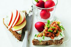 Das geht ganz fix: Brot mit Kräuterquark bestreichen, halbieren und eine Hälfte mit Nordsee-Garnelen, die andere mit Apfelspalten belegen. Dazu: Radieschen.Zum Rezept: Quarkbrot Land und Meer Das geht ganz fix: Brot mit Kräuterquark bestreichen, halbieren und eine Hälfte mit Nordsee-Garnelen, die andere mit Apfelspalten belegen. Dazu: Radieschen.Zum Rezept: Quarkbrot Land und Meer