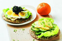 Knäckebrot eignet sich gut für Low-Carb-Varianten, denn es ist von Haus aus dünn. Diese beiden Brote schmecken zum Beispiel morgens: eins mit Ei und Kaviar belegt, das andere mit Salatgurke und Käse. Salatblätter dazwischen sind nie verkehrt.Zum Rezept: Energieschnitten Knäckebrot eignet sich gut für Low-Carb-Varianten, denn es ist von Haus aus dünn. Diese beiden Brote schmecken zum Beispiel morgens: eins mit Ei und Kaviar belegt, das andere mit Salatgurke und Käse. Salatblätter dazwischen sind nie verkehrt.Zum Rezept: Energieschnitten
