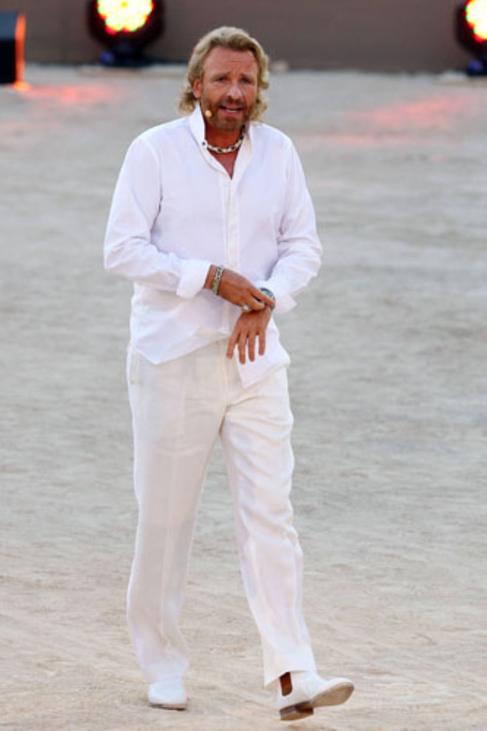 Wir fragen uns, welche Inspiration wohl hinter diesem sommerlichen Outfit von Thomas Gottschalk steckte. Wir tippen auf: "Miami Vice", Mafiosi auf Urlaub oder Düsseldorfer Zuhälter.