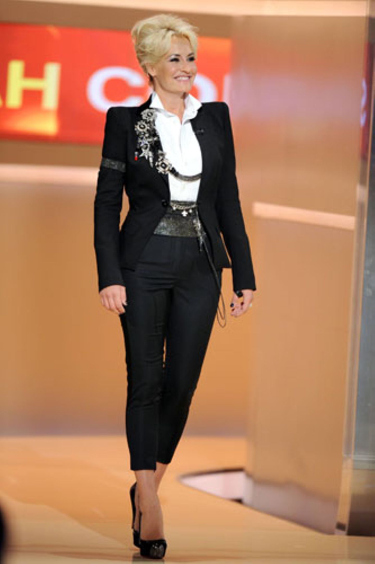 Sängerin Sarah Connor sah bei ihren Auftritten in "Wetten, dass ...?" immer gruselig aus - egal, ob sie wie hier ein hochgeschlossenes Outfit trug ...