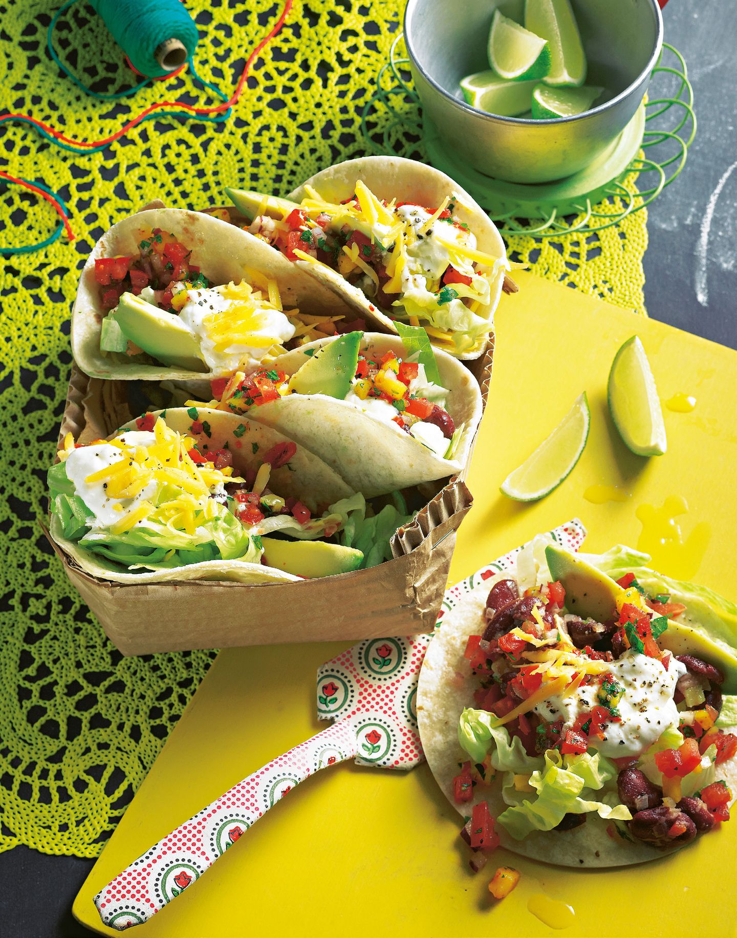 So was wie der mexikanische Döner: Fladenbrot mit richtig was drin ? hier in unserer großartigen Veggie-Version. Zum Rezept: Tacos