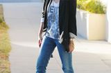 Die Schauspielerin Jessica Alba kombiniert ihre Schlaghose zu einem lässigen Mix aus Plateau-Sandalen, Print-Shirt und Blazer.