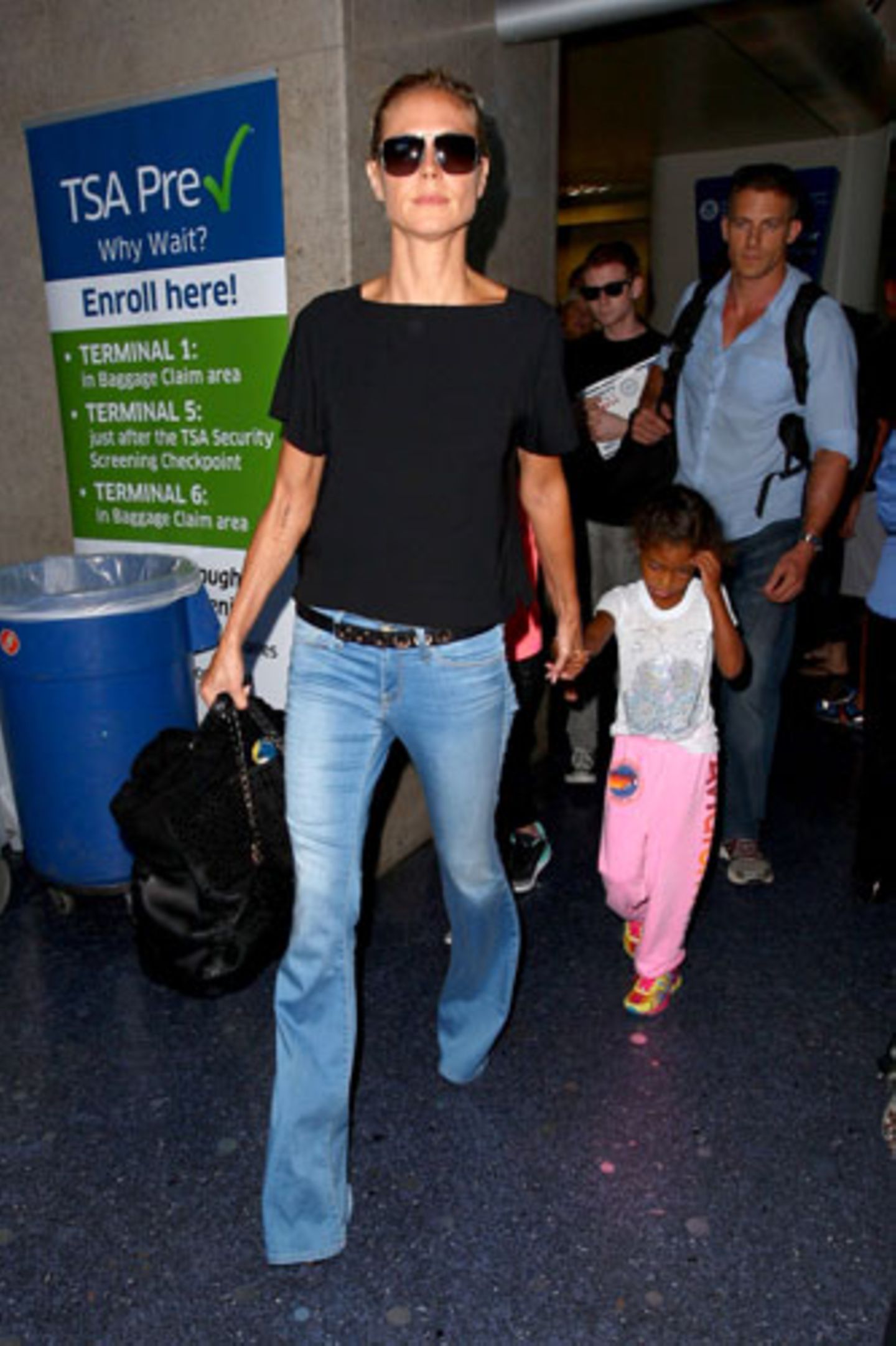 Auch Heidi Klum ist Fan von Jeans mit Schlag – und beweist, wie cool diese zum schlichten T-Shirt aussehen.