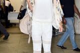Model Gisele Bündchen trägt die Schlaghose in einem sommerlichen "All-White-Look". Schön zur Hose mit Schlag: die hippie-esque Fransenjacke.