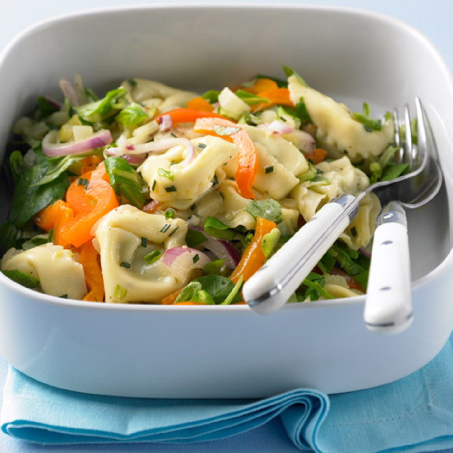 Tortelloni schmecken nicht nur mit Nudelsauce - sondern auch im Salat mit Fenchel, Paprika und Feldsalat. Zum Rezept: Bunter Tortelloni-Salat