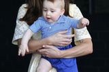 Sie werden so schnell groß. Englands Royal Baby, das am 22. Juli 2013 geboren wurde, ist schon über ein Jahr alt. Alt genug, um sportlich elegante Kombinationen aus kleinen Ringelhemden und blauen Hosen zu tragen. Der Online-Shop My1stYears.com kürte George jetzt zum bestangezogenen Baby 2014.