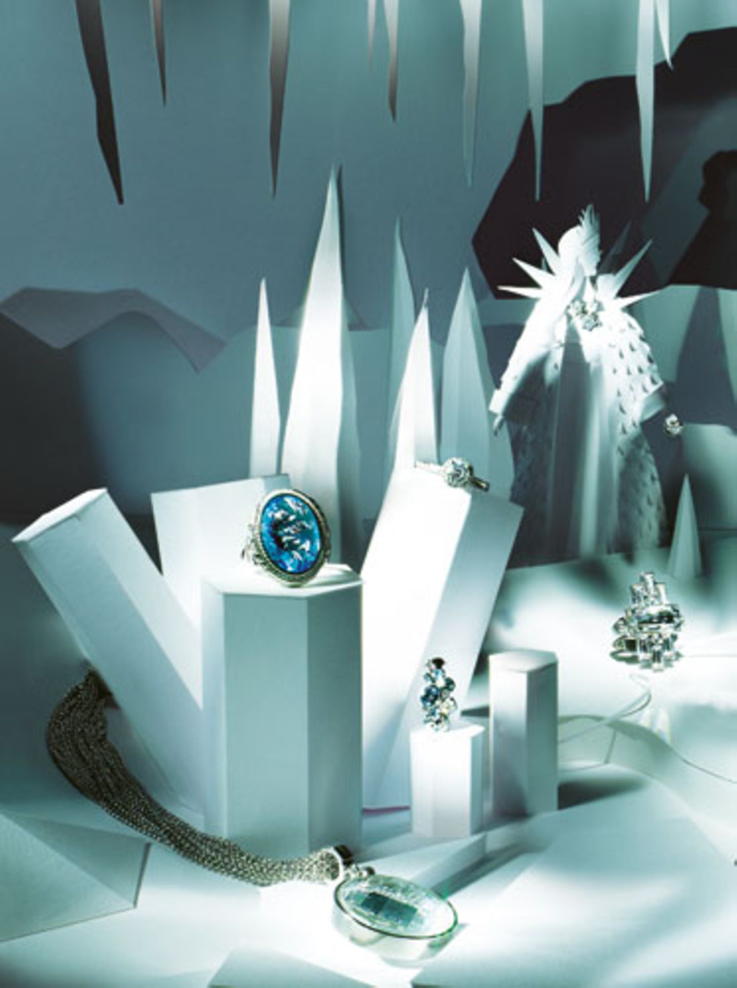 "Die Schneekönigin": Weissgold, Kristalle und Eisblaue Edelsteine spiegeln die strahlendsten Facetten des Winters wieder.