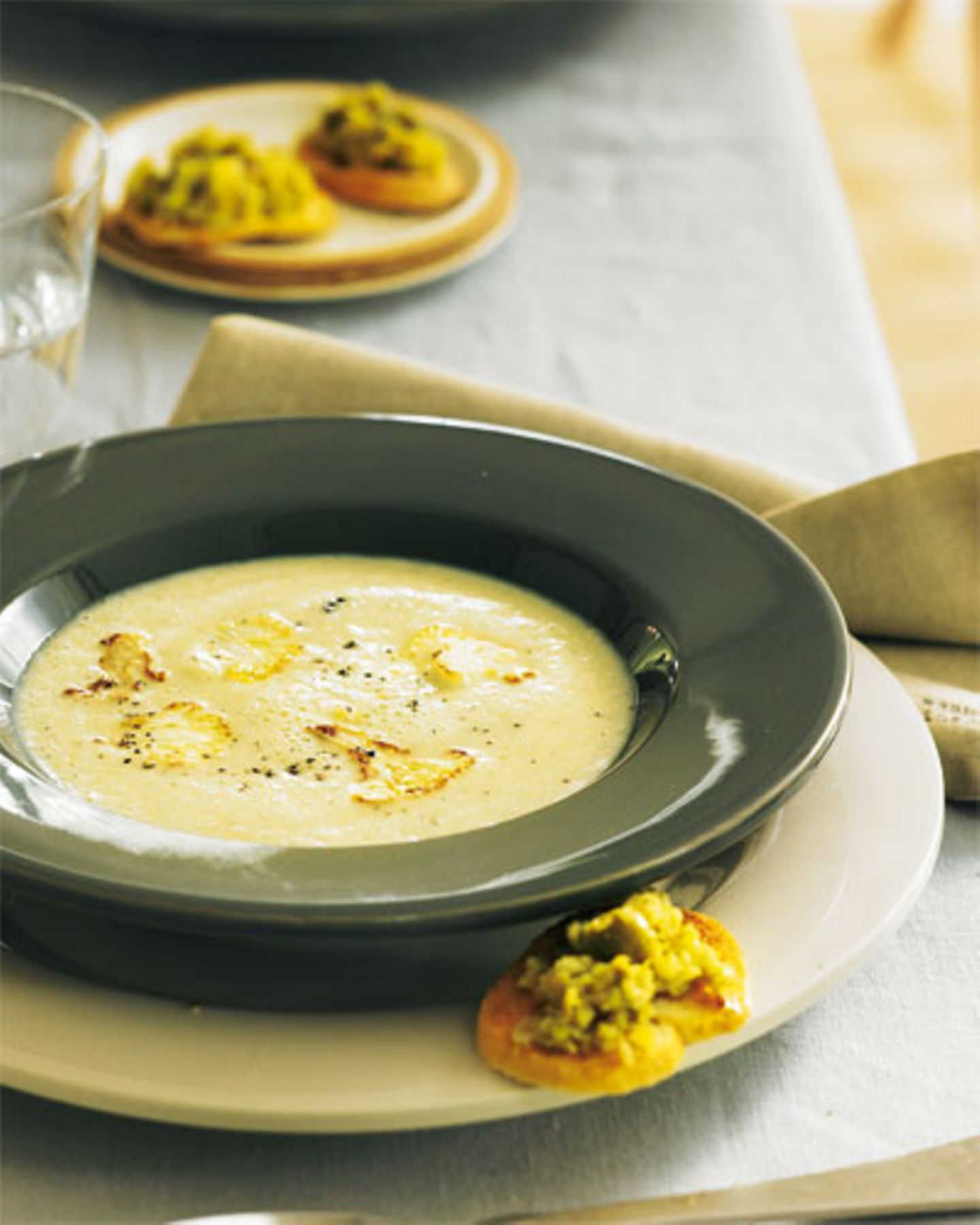 Blumenkohlsuppe und Oliven-Crostini