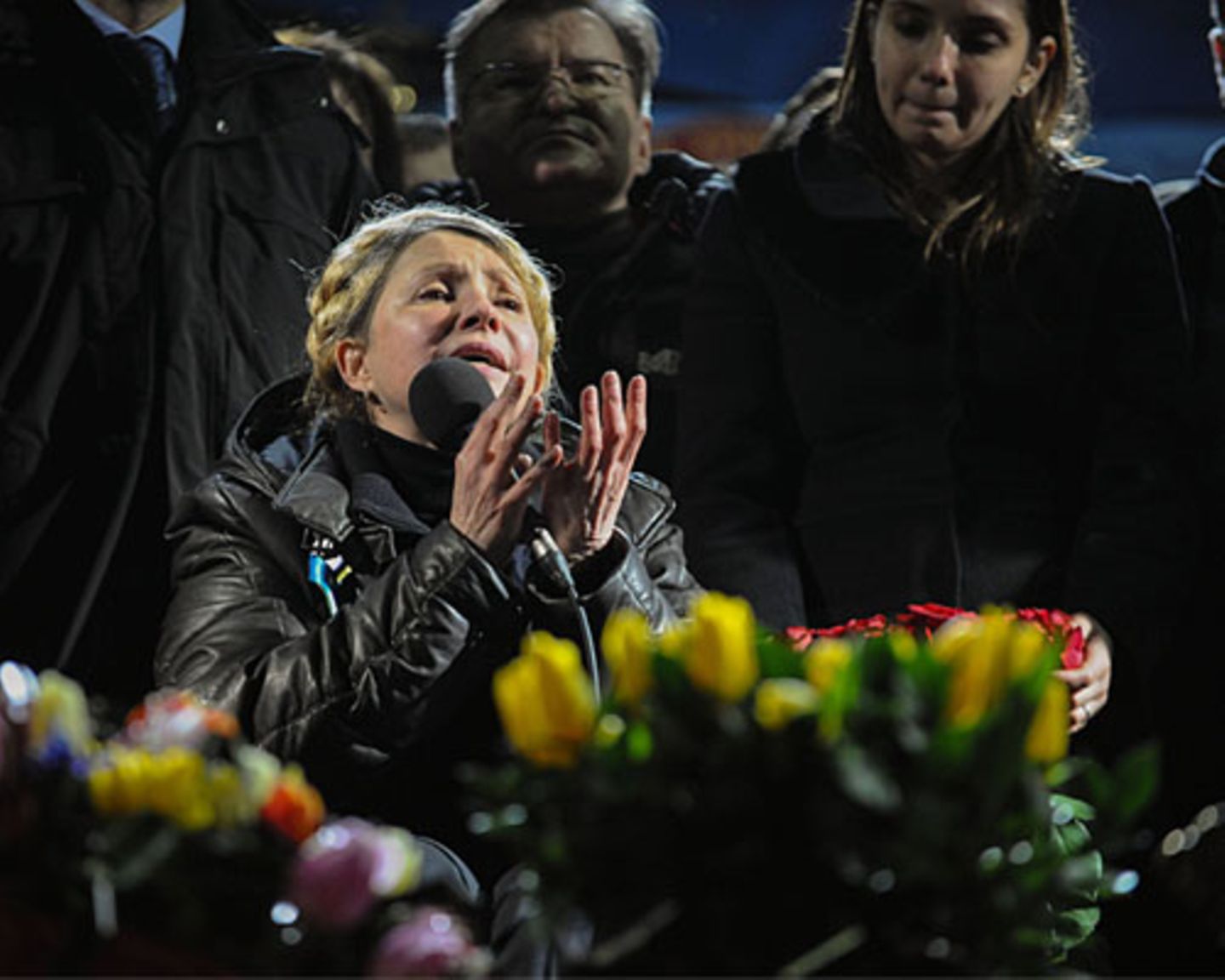 Julija Timoschenko spricht am 22. Februar 2014 auf dem Maidan-Platz in Kiew. Die ehemalige Regierungschefin war von ihrem Nachfolger zu sieben Jahren Haft verurteilt worden. Jetzt ist sie wieder da - und sofort verblassen die anderen Oppositionsführer neben ihr. Noch ist unklar, welche Rolle sie in der neuen Regierung übernehmen will, aber sie platziert ihre Anhänger bereits in Schlüsselpositionen. Dabei ist Julija Timonschenko umstritten, auch im eigenen Land. Ein Rückblick auf ihre Karriere.