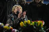 Julija Timoschenko spricht am 22. Februar 2014 auf dem Maidan-Platz in Kiew. Die ehemalige Regierungschefin war von ihrem Nachfolger zu sieben Jahren Haft verurteilt worden. Jetzt ist sie wieder da - und sofort verblassen die anderen Oppositionsführer neben ihr. Noch ist unklar, welche Rolle sie in der neuen Regierung übernehmen will, aber sie platziert ihre Anhänger bereits in Schlüsselpositionen. Dabei ist Julija Timonschenko umstritten, auch im eigenen Land. Ein Rückblick auf ihre Karriere.