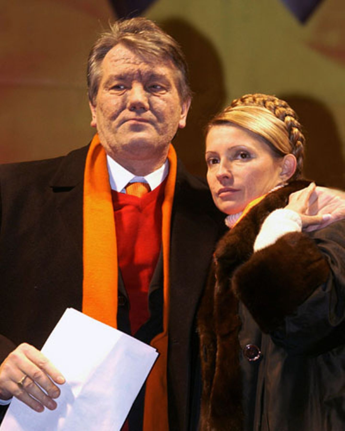 Zusammen mit Wiktor Juschtschenko wurde sie zum Gesicht der Orangenen Revolution von 2004. Im Jahr darauf wurde sie Premierministerin unter Präsident Juschtschenko. Wenige Monate später entließ dieser die gesamte ukrainische Regierung, auch seine Weggefährtin Timoschenko.