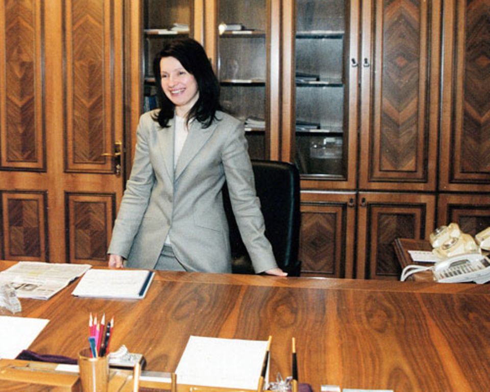 Julija Timoschenko in ihrem Büro in Kiew im Jahr 2000. Damals trug sie noch nicht ihr Markenzeichen, die blonde Gretchenfrisur. Bereits zu Beginn ihrer politischen Karriere 1996 war Julija Timoschenko eine vermögende Unternehmerin, die als Chefin eines Energiekonzerns arbeitete. Unter Premierminister Wiktor Juschtschenko war sie von 1999 bis 2001 seine Stellvertreterin, mit der Aufgabe, den Energiesektor zu refomieren. Schon damals war Timoschenko kurz in Untersuchungshaft unter dem Vorwurf der Steuerhinterziehung und Urkundenfälschung.