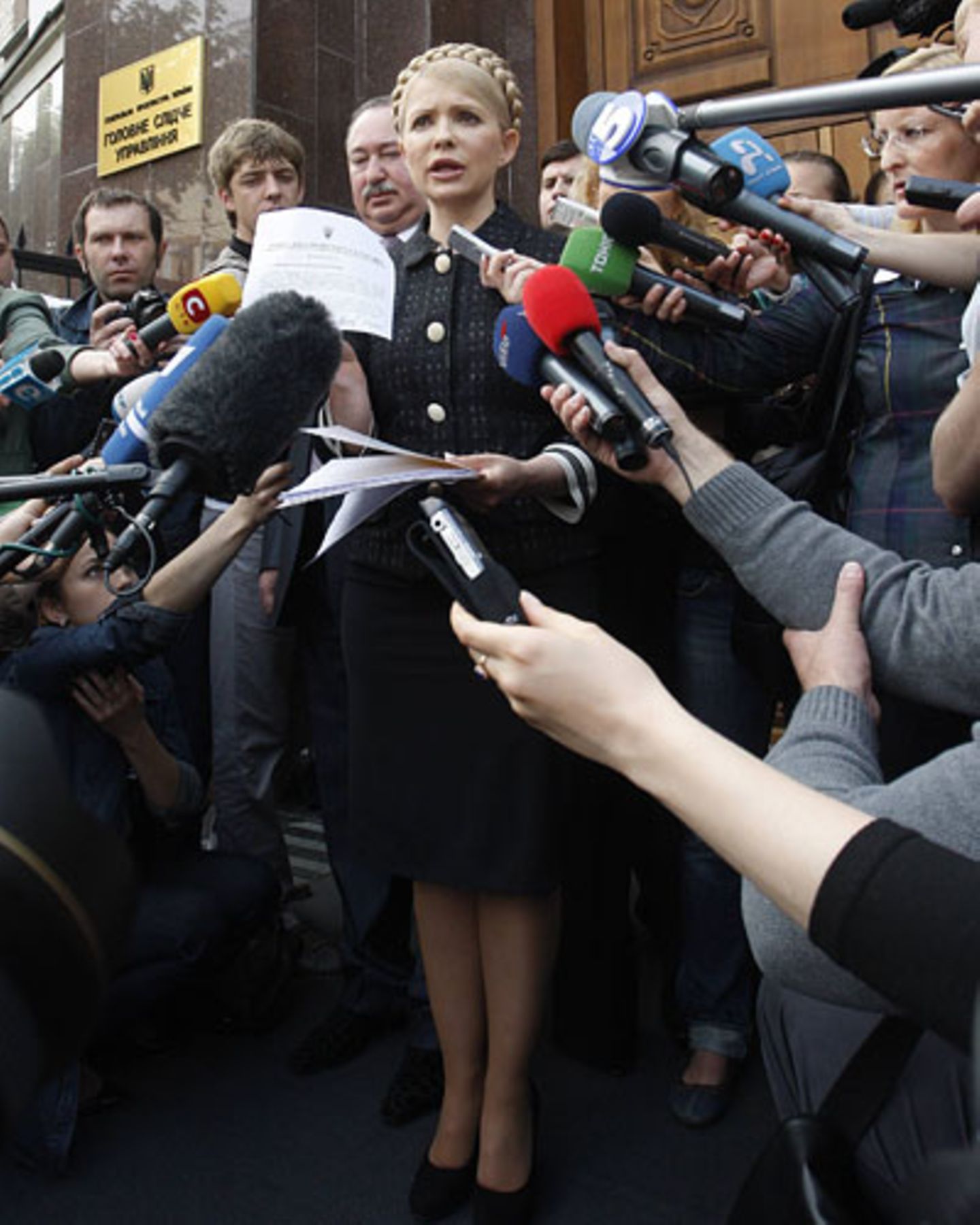 Die Ex-Premierministerin vor dem Gerichtsgebäude in Kiew im Jahr 2010. Kurz nach ihrem Abgang als Premierministerin wurden gegen sie mehrere Strafverfahren eingeleitet.