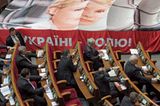 Aus Protest gegen die Behandlung von Timoschenko haben ihre Anhänger im Dezember 2011 im Parlament ihr Bild entrollt.