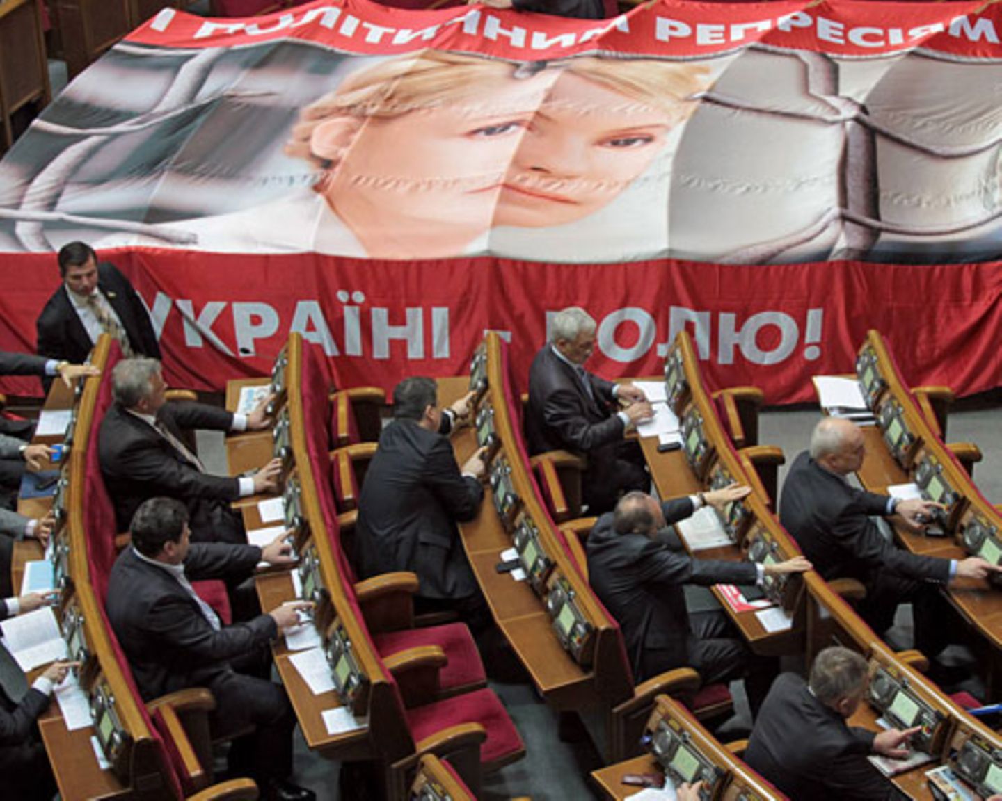 Aus Protest gegen die Behandlung von Timoschenko haben ihre Anhänger im Dezember 2011 im Parlament ihr Bild entrollt.