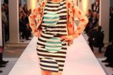 Stefanies Styling ist eine runde Sache: Zum gemusterten Kleid von Luisa Cerano trägt sie eine Jacke von Nymph. Brille: Fielmann. Sandalen: Repetto.