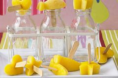 Wenn ihr eine Mango schälen und eine Flasche Orangensaft öffnen können, dann gelingt euch auch dieses Eis. Besonders süß sieht's aus, wenn ihr die Eismasse in Eiswürfel-Behältern in vielen verschiedenen Formen einfriert. Zum Rezept: Mango-Eis am Stiel Wenn ihr eine Mango schälen und eine Flasche Orangensaft öffnen können, dann gelingt euch auch dieses Eis. Besonders süß sieht's aus, wenn ihr die Eismasse in Eiswürfel-Behältern in vielen verschiedenen Formen einfriert. Zum Rezept: Mango-Eis am Stiel