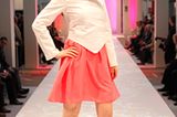 Sporty Chic in Perfektion: Stefanie trägt zur weißen Jacke von Adidas ein knalliges Kleid von Escada Sport. Cap: Amazon. Schuhe: Reebok.