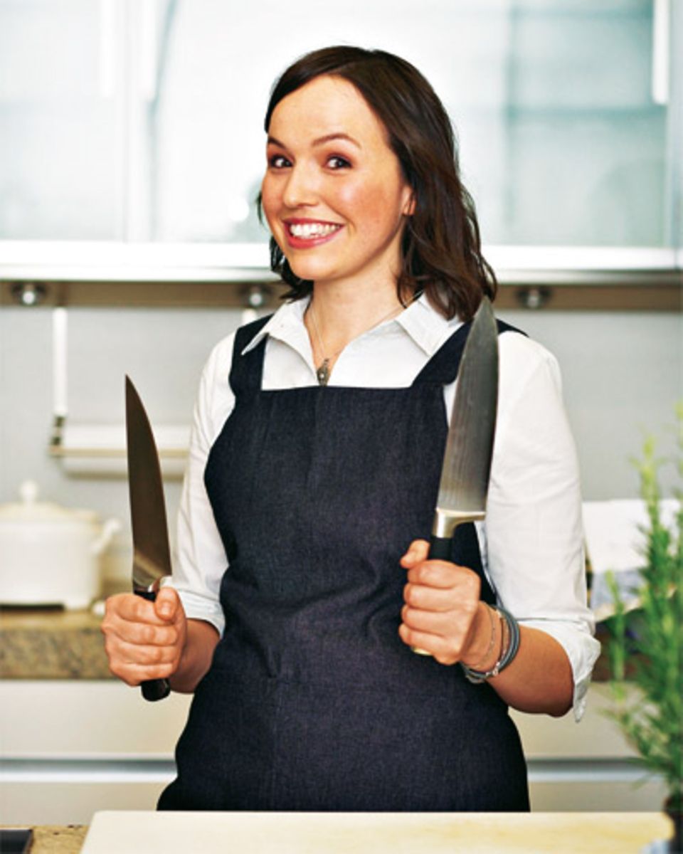 Saisonküche: Zu Hause hat Christina Pfister Messer im Wert eines Gebrauchtwagens, und nachts träumt sie vom Kochen. Mit ihrem Blog "New Kitch on the Blog" gewann die 30-Jährige aus Darmstadt 2011 den BRIGITTE-Food-Blog-Award. Die köstlichen Frühlingsrezepte hat sie gemeinsam mit dem BRIGITTE-Team entwickelt und gekocht.