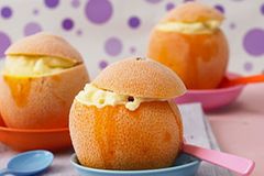 Für unser Orangeneis in der Orange braucht ihr keine Eismaschine - die Eismasse gefriert in ausgehöhlten Orangen. Zum Rezept: Orangeneis in der Orange Für unser Orangeneis in der Orange braucht ihr keine Eismaschine - die Eismasse gefriert in ausgehöhlten Orangen. Zum Rezept: Orangeneis in der Orange