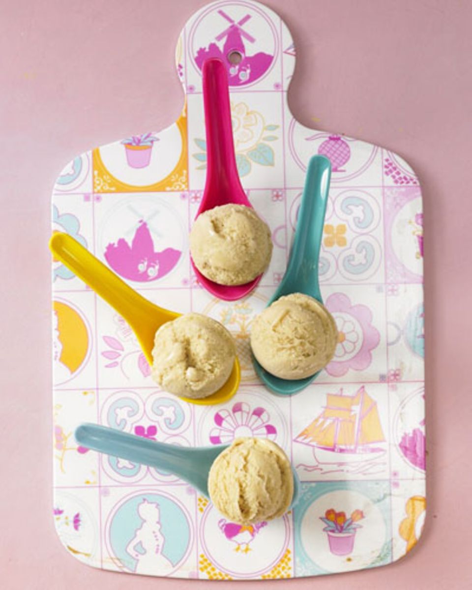 Wie cool ist das denn?: Wer keine Laktose verträgt, hat es beim Thema Eis oft schwer. Die Rettung: unser Banane-Soja-Eis - das schmeckt nämlich nicht nach Verzicht und Schonkost, sondern einfach nur unwiderstehlich. Je nach Lust und Laune mit Vanille- oder Schoko-Geschmack, aber immer mit vielen, vielen reifen Bananen. Zum Rezept: Soja-Bananen-Eis Wer keine Laktose verträgt, hat es beim Thema Eis oft schwer. Die Rettung: unser Banane-Soja-Eis - das schmeckt nämlich nicht nach Verzicht und Schonkost, sondern einfach nur unwiderstehlich. Je nach Lust und Laune mit Vanille- oder Schoko-Geschmack, aber immer mit vielen, vielen reifen Bananen. Zum Rezept: Soja-Bananen-Eis