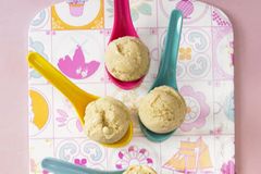Wer keine Laktose verträgt, hat es beim Thema Eis oft schwer. Die Rettung: unser Banane-Soja-Eis - das schmeckt nämlich nicht nach Verzicht und Schonkost, sondern einfach nur unwiderstehlich. Je nach Lust und Laune mit Vanille- oder Schoko-Geschmack, aber immer mit vielen, vielen reifen Bananen. Zum Rezept: Soja-Bananen-Eis Wer keine Laktose verträgt, hat es beim Thema Eis oft schwer. Die Rettung: unser Banane-Soja-Eis - das schmeckt nämlich nicht nach Verzicht und Schonkost, sondern einfach nur unwiderstehlich. Je nach Lust und Laune mit Vanille- oder Schoko-Geschmack, aber immer mit vielen, vielen reifen Bananen. Zum Rezept: Soja-Bananen-Eis