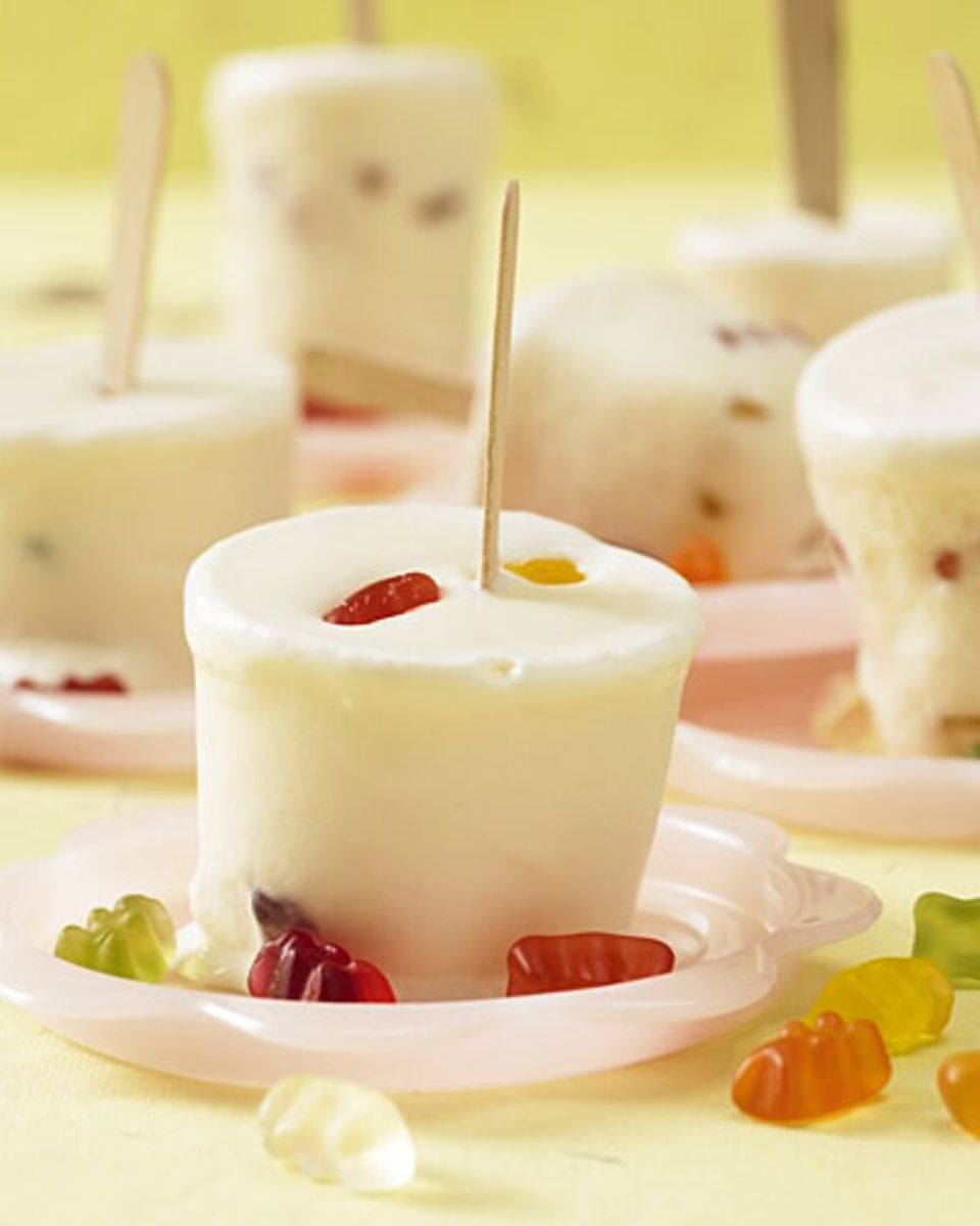 Wie cool ist das denn?: Dieses Eis ist der Hit auf jedem Kindergeburtstag! Gefrorene Gummibärchen und cremiges Milcheis, das Ganze am praktischen Holstiel - so macht ihr eure Kinder glücklich. Zum Rezept: Gummibärchen-Eis Dieses Eis ist der Hit auf jedem Kindergeburtstag! Gefrorene Gummibärchen und cremiges Milcheis, das Ganze am praktischen Holstiel - so macht ihr eure Kinder glücklich. Zum Rezept: Gummibärchen-Eis