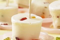 Dieses Eis ist der Hit auf jedem Kindergeburtstag! Gefrorene Gummibärchen und cremiges Milcheis, das Ganze am praktischen Holstiel - so macht ihr eure Kinder glücklich. Zum Rezept: Gummibärchen-Eis Dieses Eis ist der Hit auf jedem Kindergeburtstag! Gefrorene Gummibärchen und cremiges Milcheis, das Ganze am praktischen Holstiel - so macht ihr eure Kinder glücklich. Zum Rezept: Gummibärchen-Eis