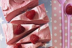 Das Wort "Parfait" ist französisch und bedeutet so viel wie "vollkommen" oder "hervorragend". Und genau so ist unser Himbeer-Parfait: eine halbgefrorene süße Sünde (gehaltvoll!), die ihr am besten in kleinen Stückchen serviert. Zum Rezept: Himbeer-Parfait Das Wort "Parfait" ist französisch und bedeutet so viel wie "vollkommen" oder "hervorragend". Und genau so ist unser Himbeer-Parfait: eine halbgefrorene süße Sünde (gehaltvoll!), die ihr am besten in kleinen Stückchen serviert. Zum Rezept: Himbeer-Parfait
