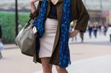 Diese Londonerin beweist: ein blauer Schal kann wahre Wunder wirken (und passt hervorragend zur Trendfarbe Moosgrün).