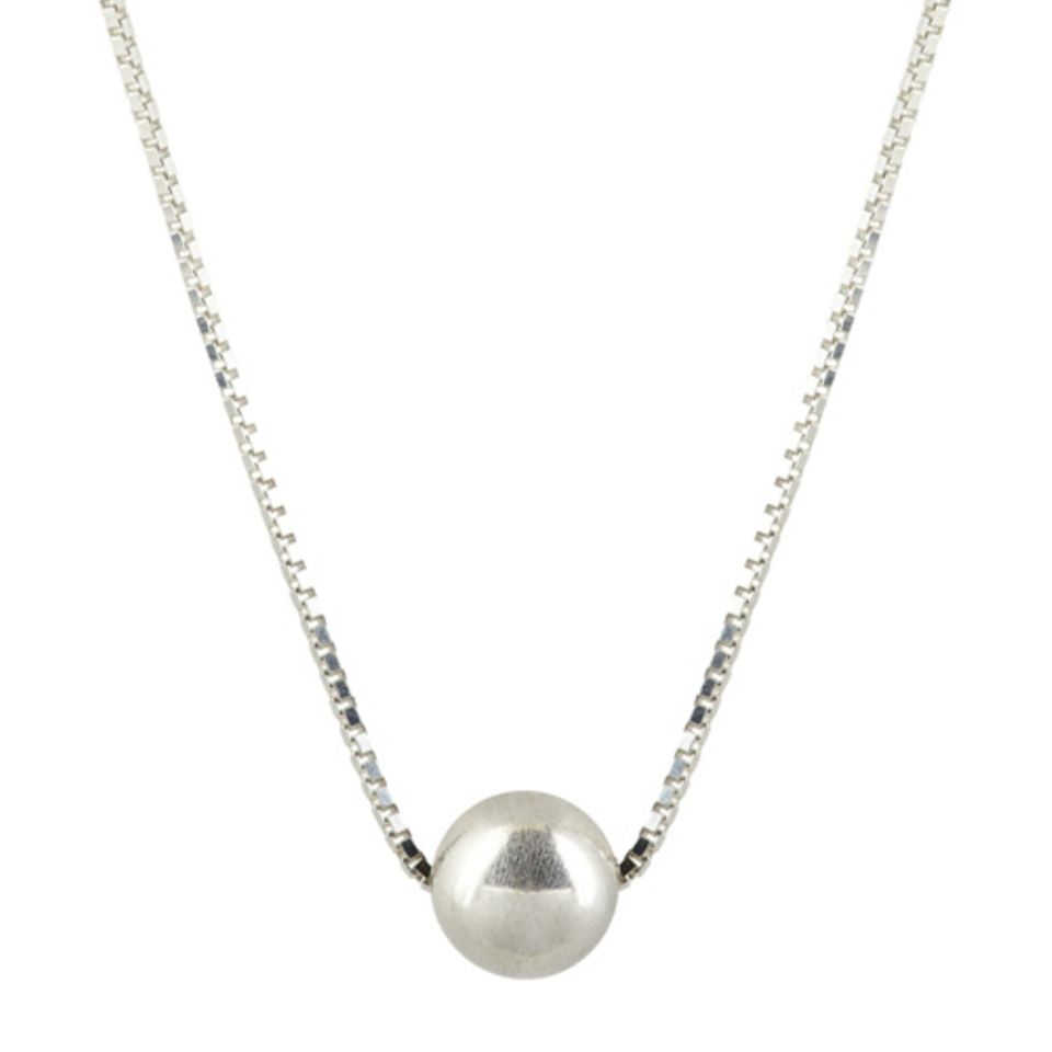 Perle mal anders: Gar nicht konservativ, sondern supercool kommt diese Halskette aus Echtsilber daher. "Rocket Pearl Necklace" von Vera Vega, circa 80 Euro.