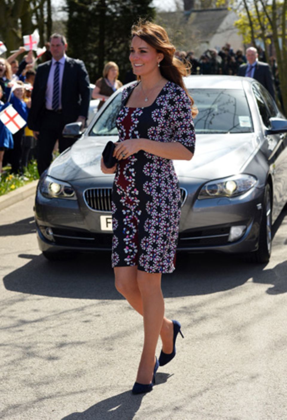 An einem sonnigen Tag in Manchester zeigte sich Kate Middleton in einem Kleid mit grafischem Muster.