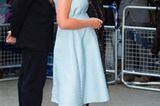 Ein Bild aus Kate Middletons erster Schwangerschaft: Am 24. April 2013 besuchte sie in einem veilchenblauen Kleid die National Portrait Gallery in London.