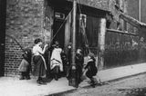 1892: Schaukeln im Armenviertel