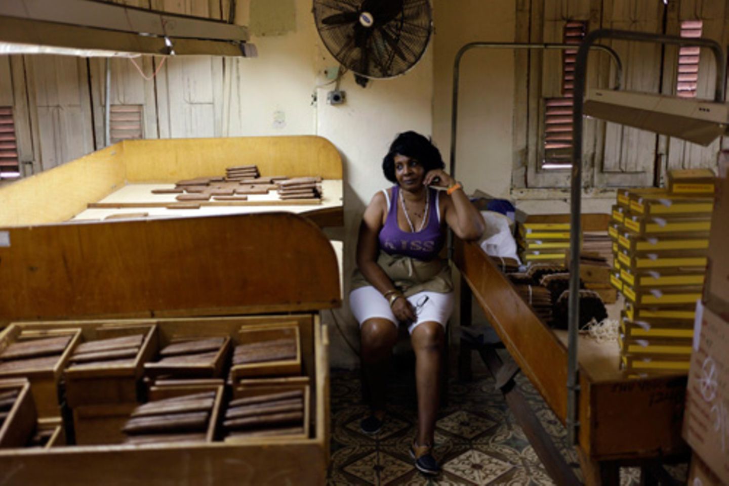Havana, Cuba: Eine Arbeiterin in einer kubanischen Zigarren-Fabrik. Die berühmten Tabakwaren werden immer noch von Hand gefertigt.