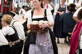 Klais, Deutschland: Bei einem Bierfestival in Bayern verrichtet eine Kellnerin Schwerstarbeit.