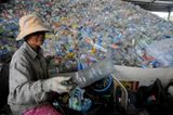 Bangkok, Thailand: Die Region um die thailändische Hauptstadt hat ein enormes Müll-Problem. Um das in den Griff zu bekommen, wurden Sammelstellen errichtet, wo Arbeiterinnen recyclefähigen Müll sortieren.