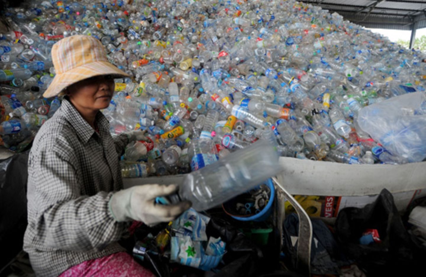 Bangkok, Thailand: Die Region um die thailändische Hauptstadt hat ein enormes Müll-Problem. Um das in den Griff zu bekommen, wurden Sammelstellen errichtet, wo Arbeiterinnen recyclefähigen Müll sortieren.