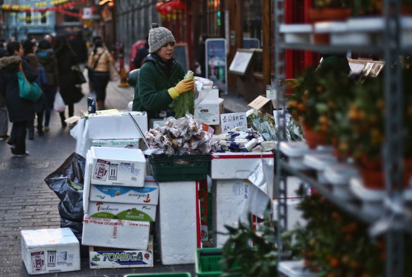 London, England: Eine Frau legt die Ware in ihrem kleinen Laden in Chinatown aus.