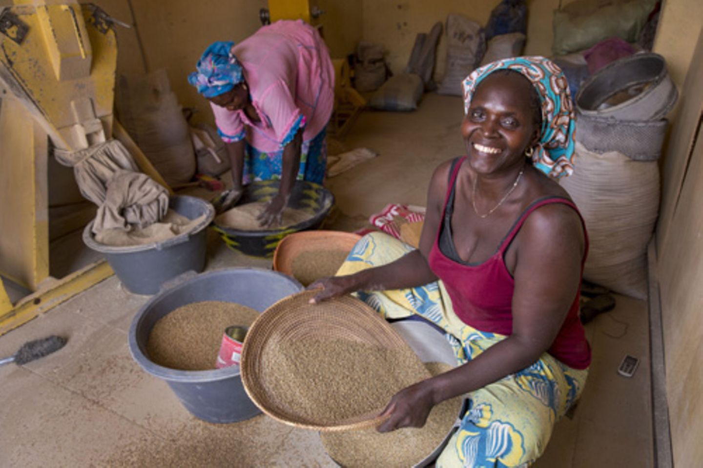 Thies, Senegal: Arbeiterinnen in einer Hirse-Fabrik. Der Verdienst ist gering, aber er ermöglicht den Frauen etwas finanzielle Unabhängigkeit.