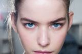 Wie wirkt Make-up: Betonte Augenbrauen